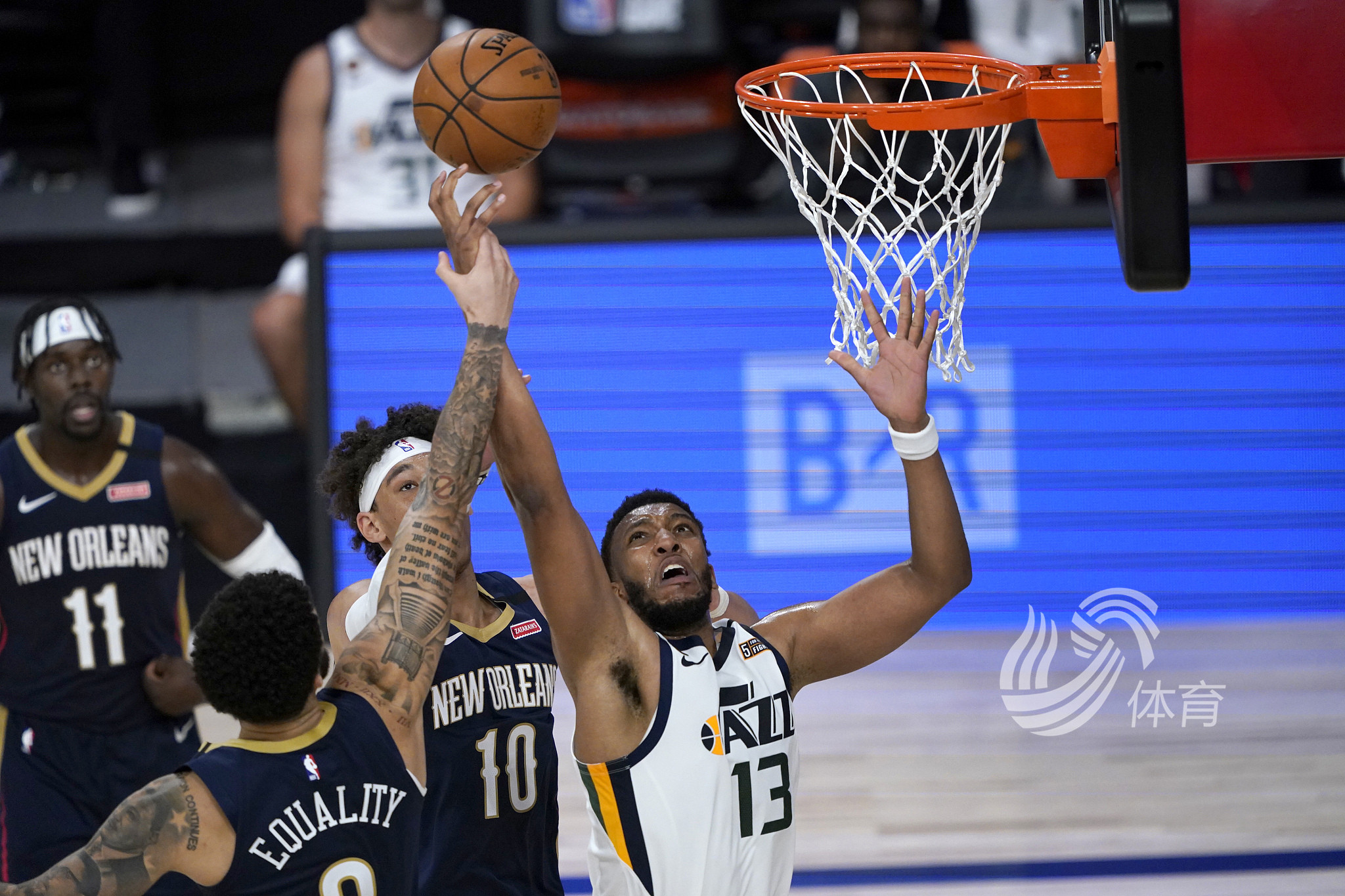 还在进攻端 还在进攻端